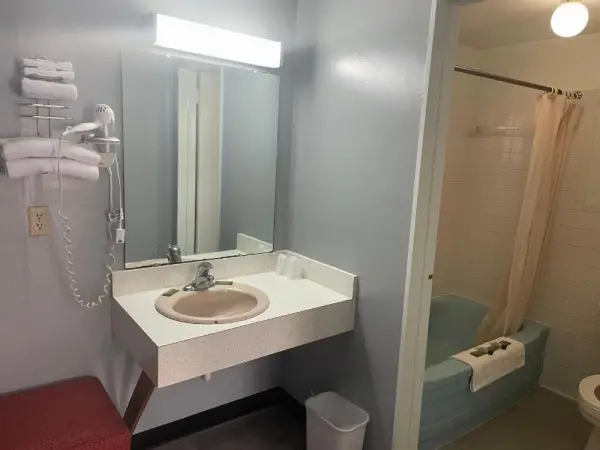 Acorn Motel 7