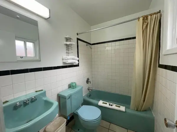 Acorn Motel 9